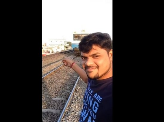 Индус снял на видео, как его сбивает поезд (видео)