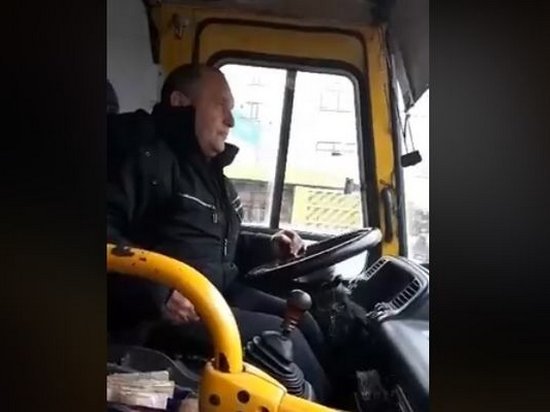 Пассажир в Киеве снял на видео, как водитель останавливает маршрутку без тормозов