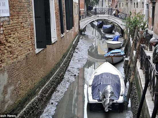 В Венеции пересохла часть легендарных каналов (фото)