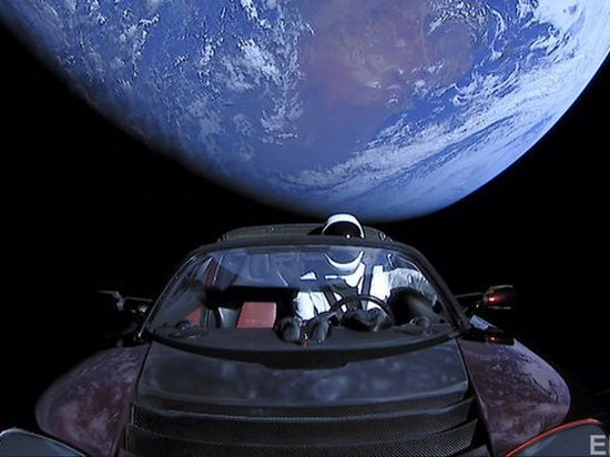 Ученый рассказал, почему фото Tesla Roadster в космосе выглядят как фальшивка