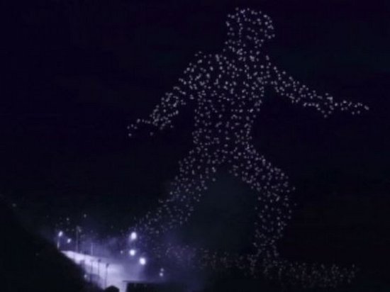 Организаторы Олимпиады-2018 создали сноубордиста из светящихся дронов (видео)