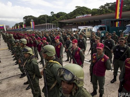 Лидер Венесуэлы Мадуро объявил военные учения с участием более миллиона человек