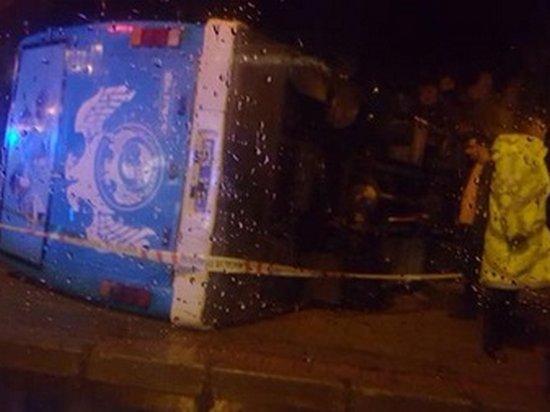 В Турции перевернулся автобус с военными: десятки пострадавших