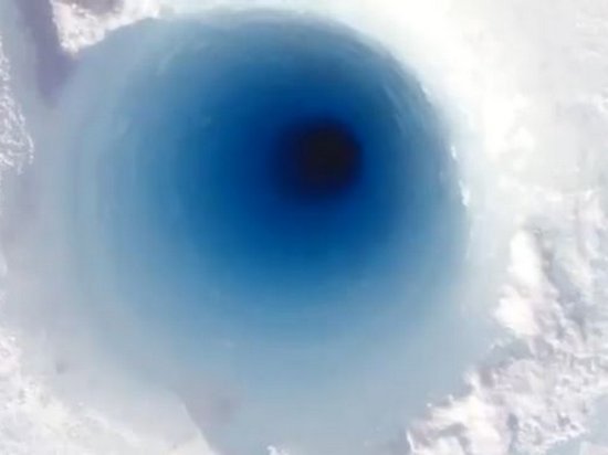 Полярник прорубил 90-метровую скважину и бросил в нее кусок льда (видео)