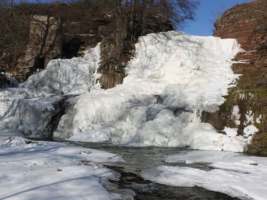 В Украине из-за сильных морозов замерз крупнейший равнинный водопад (видео)
