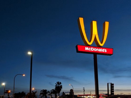 W вместо M. Впервые в истории McDonald's изменил логотип в честь 8 марта