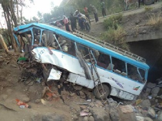 В Эфиопии автобус рухнул с обрыва: почти 40 погибших
