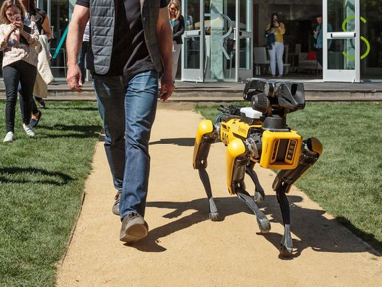 Основатель Amazon «выгулял» робота-собаку Boston Dynamics