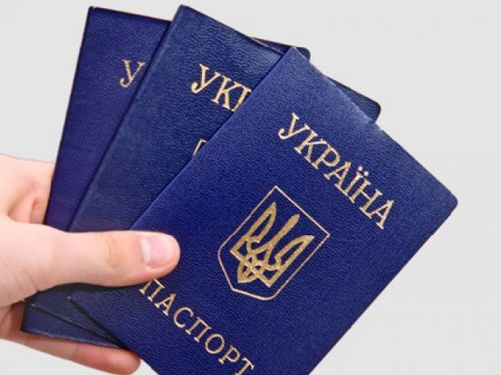 Кабмин запретил выдавать внутренние паспорта в виде книжки