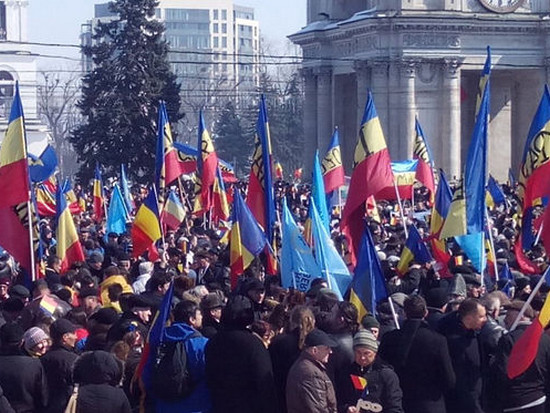 В Кишиневе тысячи людей пришли на митинг за объединение Молдовы с Румынией