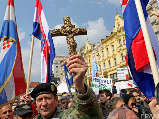 Тысячи хорватов вышли на протест против «третьего пола»