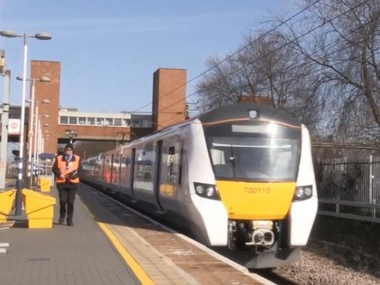 В Великобритании выпустили на пригородный маршрут самоуправляемый поезд
