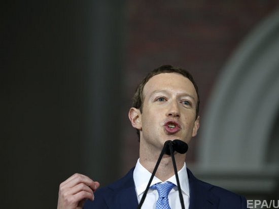 Тим Кук и Марк Цукерберг поспорили о скандале вокруг Facebook