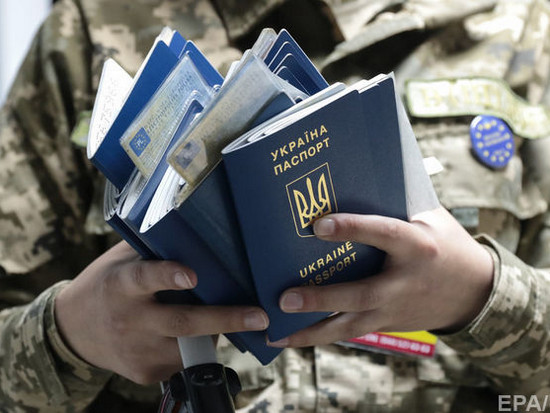 Более 600 тысяч украинцев ждут свои загранпаспорта