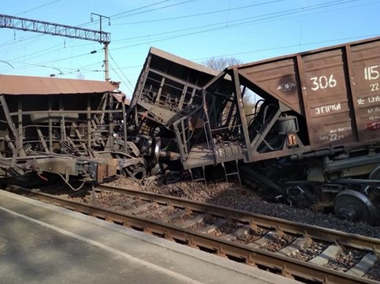 Под Львовом масштабная авария: перевернулся поезд (фото)