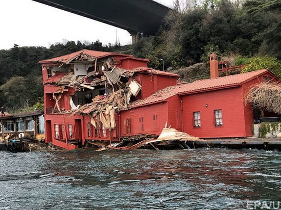 Следовавший в Украину танкер разрушил здание XVIII века в Стамбуле