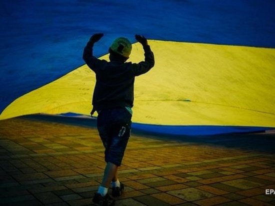 Украинцев станет в два раза меньше — Bloomberg