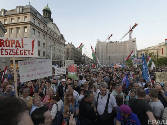 В Будапеште тысячи венгров вышли на митинг против пропаганды СМИ (фото)