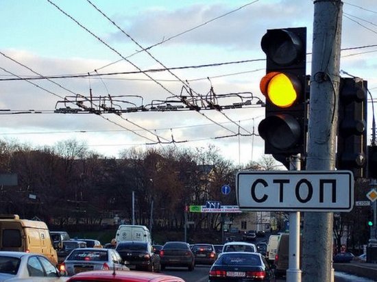 Почему в Украине задумались об отказе от желтого сигнала светофора