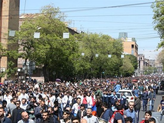 Десятки тысяч людей вышли на улицы Еревана, радуясь отставке премьера Саргсяна