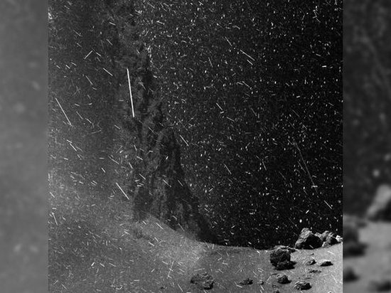 Космический аппарат снял завораживающий «снегопад» на комете (видео)
