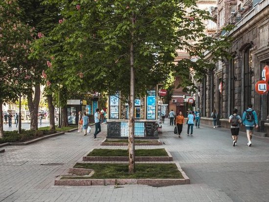 В Киеве на Крещатике за ночь исчезли все скамейки