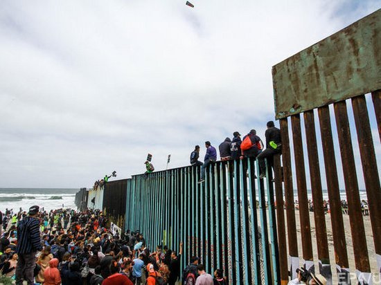 Сотни беженцев застряли на границе Мексики и США