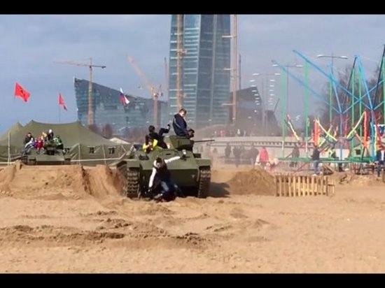 В Санкт-Петербурге танк переехал посетителей выставки (видео)