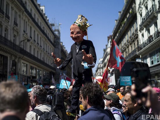 В Париже тысячи людей вышли на митинг против Макрона