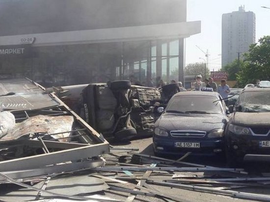 В Днепре фура разбила 10 машин: есть погибшие (видео)