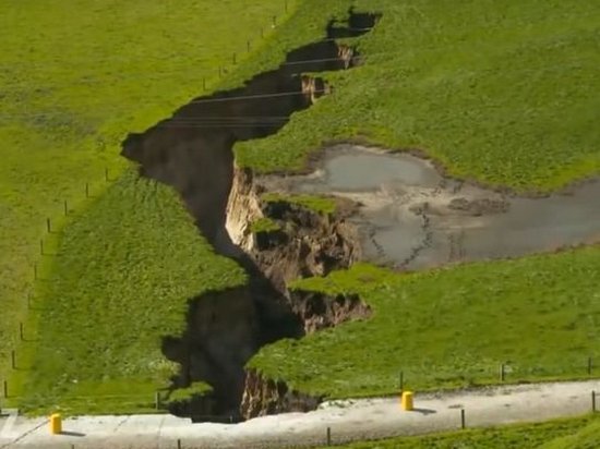 В Новой Зеландии образовалась «самая большая трещина» в земле (видео)