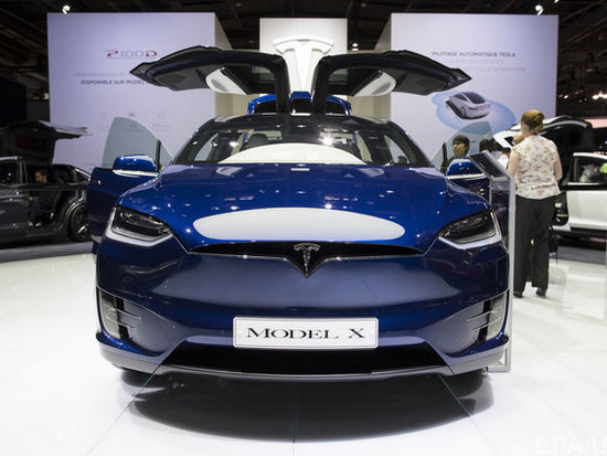 В сети появилось видео с электромобилем Tesla, который тянет Boeing
