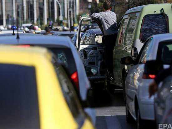 Президент Украины одобрил упрощение ввоза и регистрации авто