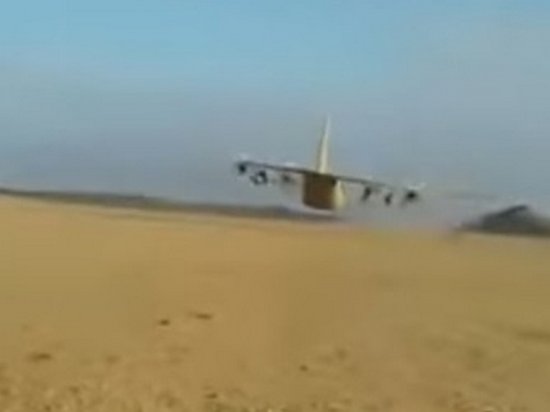 Американский самолет пролетел в метре над военными (видео)