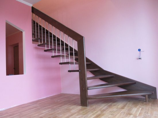 Лестница на больцах — отличный выбор для современного загородного дома