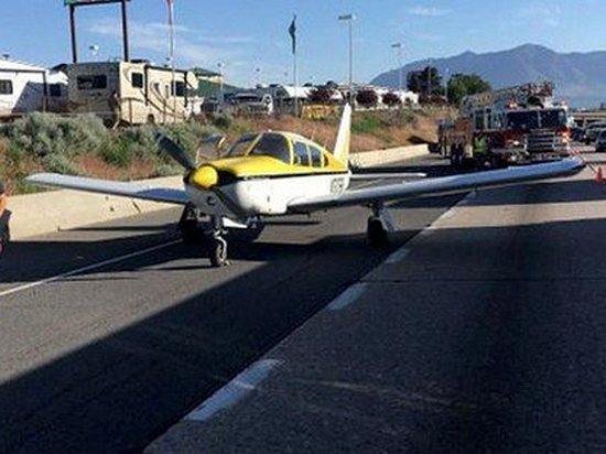 В США самолет совершил аварийную посадку на автостраду (видео)