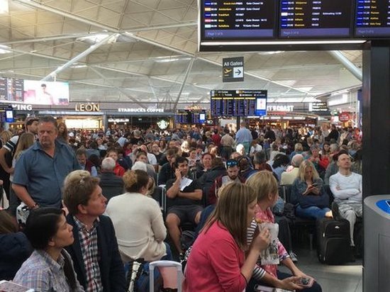 В одном из аэропортов Лондона «застряли» сотни пассажиров из-за молнии