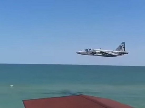 Штурмовик ВСУ пролетел над пляжем в Кирилловке (видео)