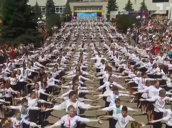 Массовый танец детей в Обухове побил рекорд (видео)