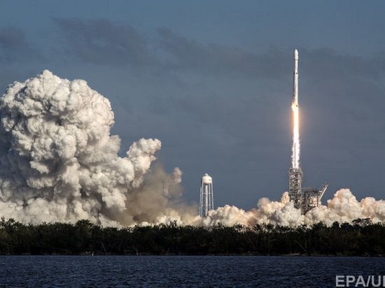 SpaceX перенесла запуск ракеты Falcon Heavy на конец года