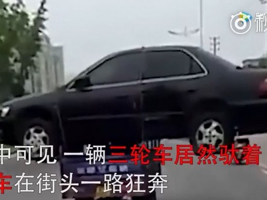 Сеть удивил перевозивший авто на мотоцикле китаец (видео)