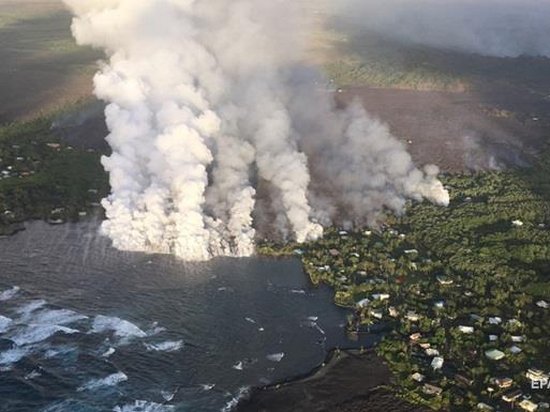 На Гавайях вулкан уничтожил курортный залив (видео)
