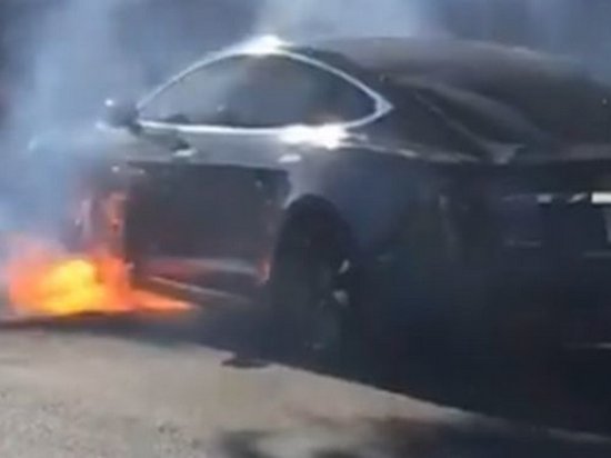 В Калифорнии электромобиль Tesla загорелся во время движения (видео)