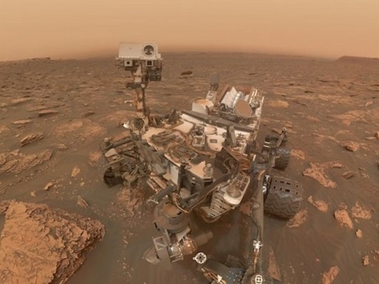 Curiosity показал селфи на фоне бури на Марсе (фото)