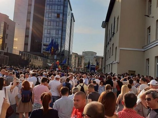 В Молдове люди вышли на митинг из-за результатов выборов, которые отменил суд