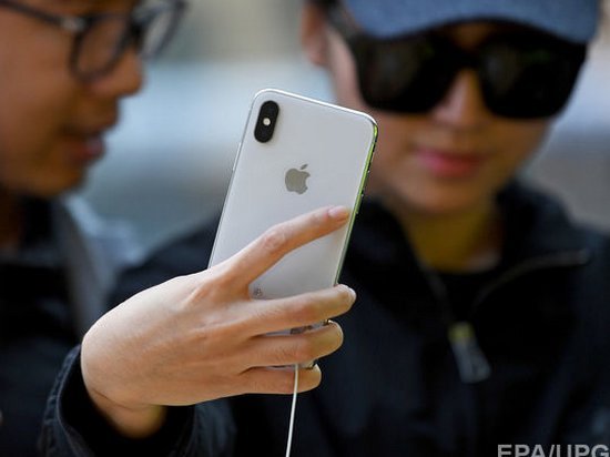 Apple планировала выпустить iPhone X без порта зарядки — СМИ