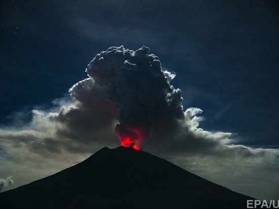 На Бали началось извержение вулкана: закрыты аэропорты, проводится эвакуация