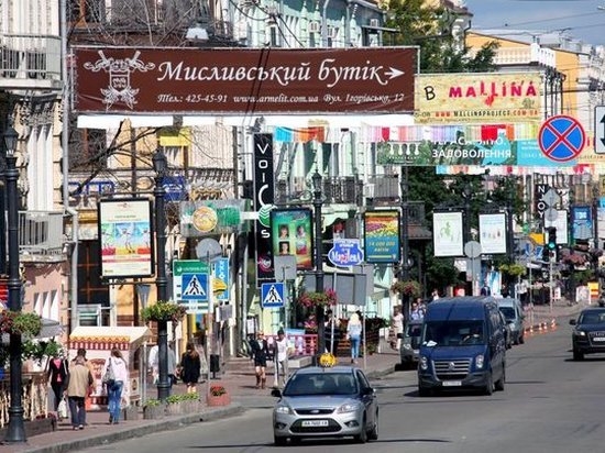 В Украине запретили рекламу на столбах