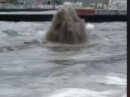 В Одессе на пляже из-под воды начал бить грязный фонтан (видео)