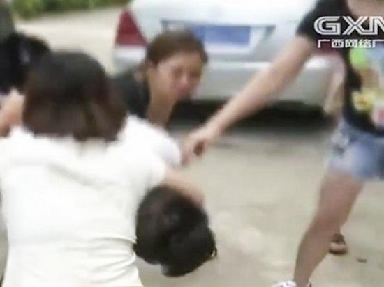 Три китаянки сдали в полицию мужчину, встречавшегося с ними одновременно
